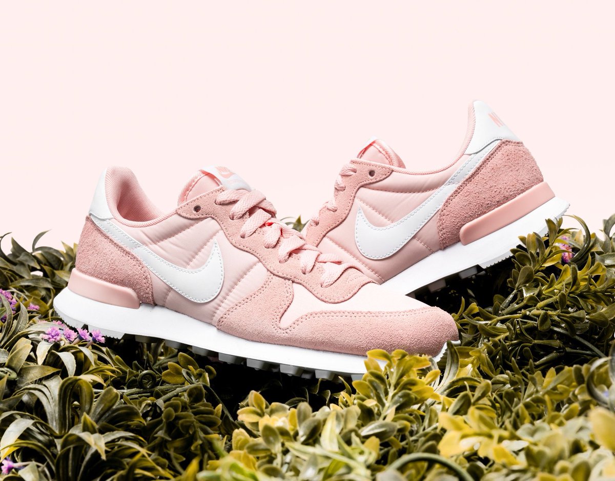 nike internationalist coral