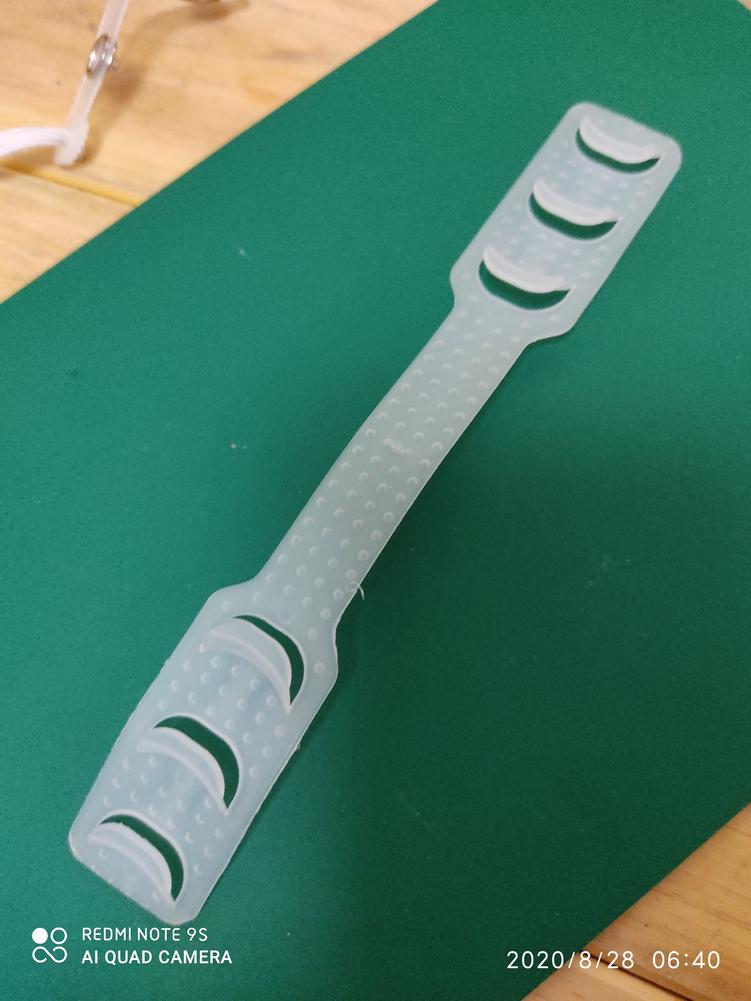 椎名純 百均で買ったマスクフック 1枚目 百均で買った名札クリップ 2枚目 名札クリップとゴムで作ったマスクフック 3枚目 マスク装着イメージ 4枚目 緩かったり引っかかったりして外れるから作った