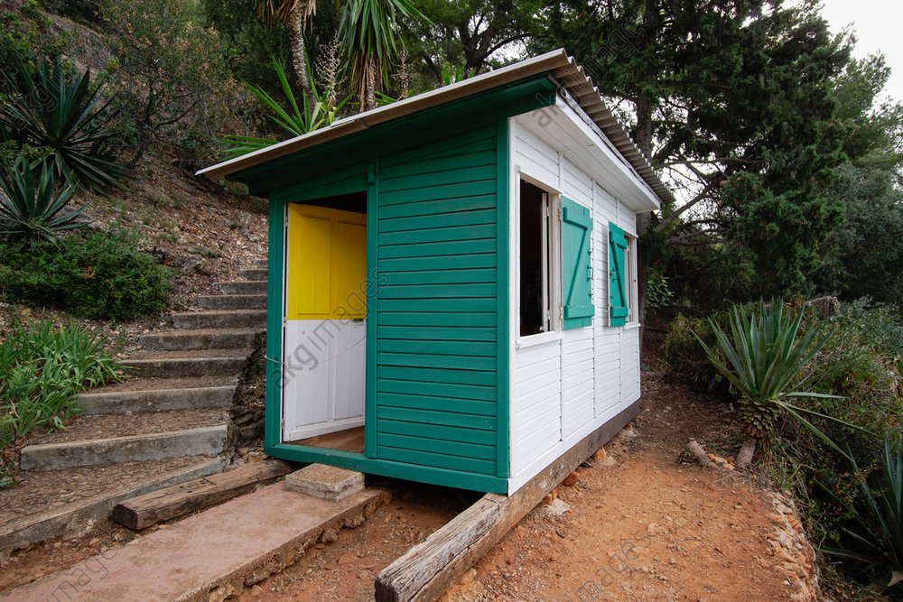 efemarq's tweet image. El juliol de 1954 en #Corbu es féu una cabana de #treball per a ell sol, a 15 metres del Cabanon. Aquest petit taller, de 3,8 x 1,8 metres i anomenat "#Baraque de chantier", només té una taula, una prestatgeria i 2 finestres. Aquí en Corbu dibuixa i escriu, "com un monjo feliç".