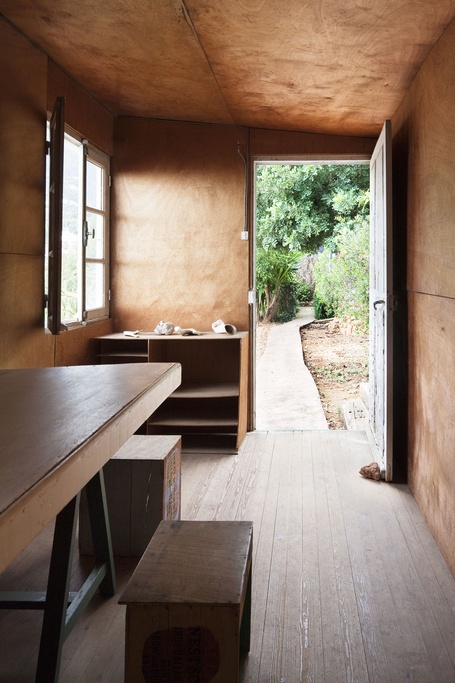 efemarq's tweet image. El juliol de 1954 en #Corbu es féu una cabana de #treball per a ell sol, a 15 metres del Cabanon. Aquest petit taller, de 3,8 x 1,8 metres i anomenat "#Baraque de chantier", només té una taula, una prestatgeria i 2 finestres. Aquí en Corbu dibuixa i escriu, "com un monjo feliç".