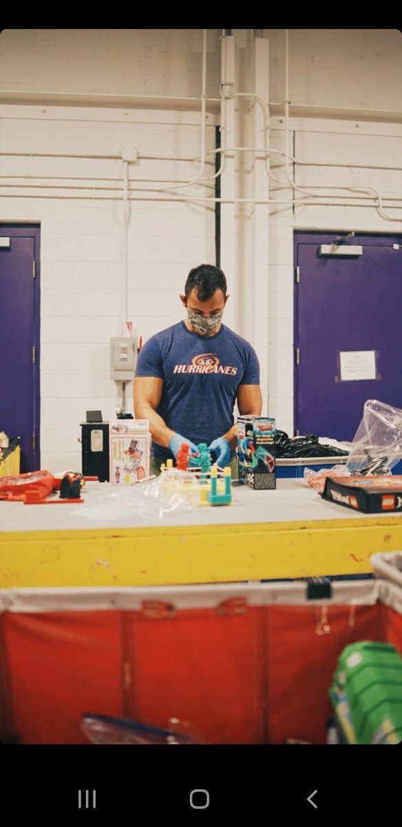 BostonCanes's tweet photo. .@c2cboston is an organization that provides essential items to homeless or low-income children. A few weeks ago some of our Boston Hurricanes members volunteered their time at this organization to support this great cause. Thank you to those who came out! 🙂 https://t.co/aD1S2e5ACt