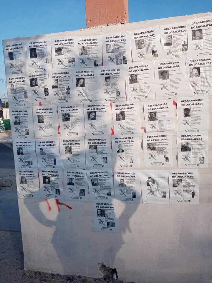 Hoy salimos a las colonias de la ciudad de #LaPaz #BajaCaliforniaSur a pegar carteles de nuestros familiares desaparecidos el colectivo #BusquedaxLaPaz y comisión Estatal De Búsqueda De Bcs les seguimos buscándoles #HastaEncontrarlos a todos!!