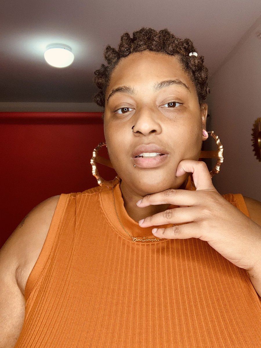 kiesodramatic's tweet photo. Make having Bantu knots relevant again 🔥😌 #bantuknots #africanorigin #locstyles #locdnotbound #ladylocs #bambooearrings #blackskin #brownskin #BrownSkinGirl https://t.co/JFDnREq8tb