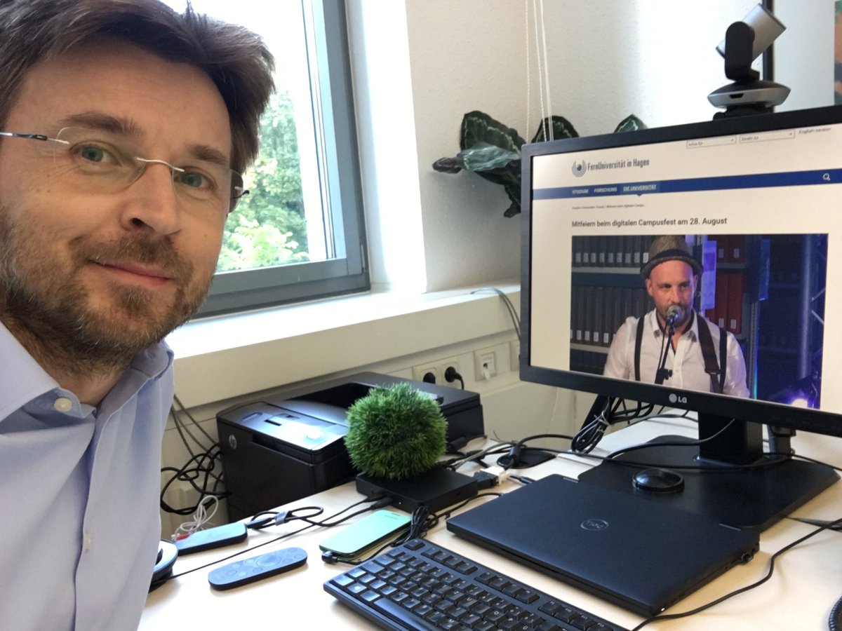 Verrückte oder doch normale virtuelle Zeiten?🤔Bin im Büro auf dem Campus der <a href="/fernunihagen/">FernUniversität</a> und schaue mir den  #campusfestdigital2020 online live an 😂 Geht auch, aber irgendwas fehlt da... vielleicht die Bratwurst und die persönlichen Gespräche so in echt🙈#Corona #FernUniHagen