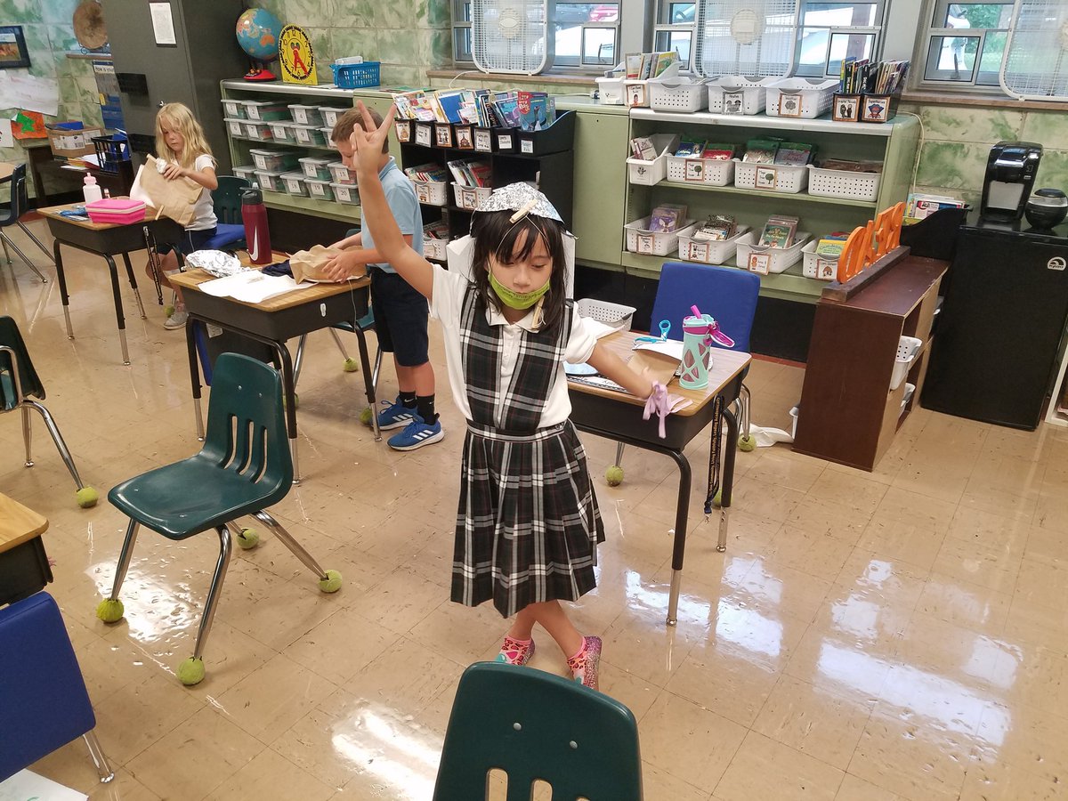 OLLIndy's tweet photo. Our 2nd graders designed hats today using a limited amount of "stranded on a desert island" materials! https://t.co/hbZqsLMCRV