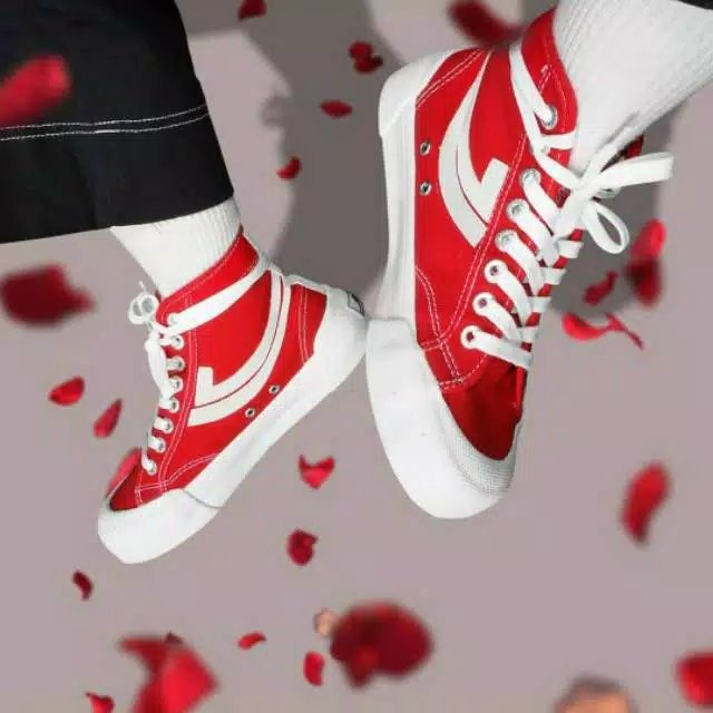 angga_eighties's tweet photo. Terinspirasi tweet Mas @KuntoAjiW, aku langsung chat teman—pemilik Sepatu Johnson—untuk bantu #TemenTemlen yang butuh sepatu! 👀

🚨 GIVEAWAY 10 SEPATU 🚨

Caranya:
1. Save foto sepatu pilihan;
2. Upload foto + alasan butuh sepatu ini (gak usah pake cerita sedih);
3. Sebut size! https://t.co/pfjQt8YRCg