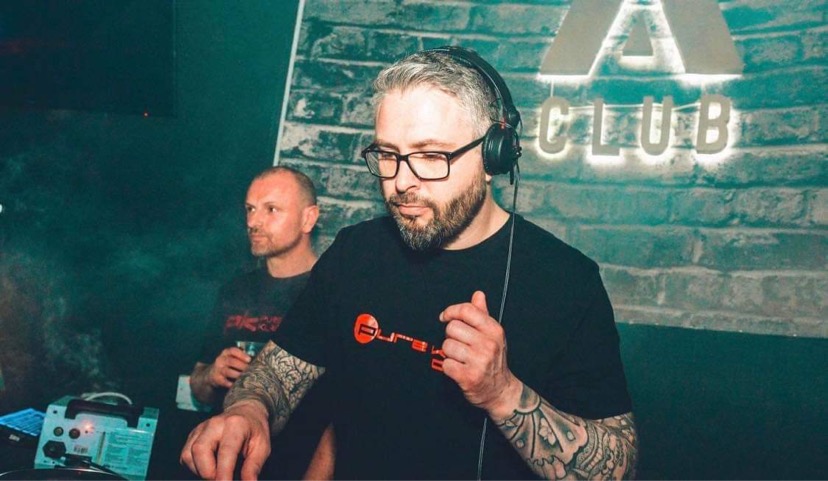 Southamptons Pure Klass Djs aka Gordon Bennett are live across the airwaves 7-8 tonight if you are on the South Coast or check out the web link below to tune in 📻 
🤡🎧🤡

Southamptons Voice Fm 103.9 FM 
voicefmradio.co.uk/listen-live