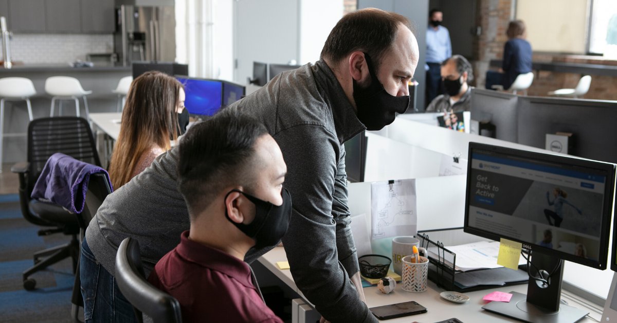 You know what they say: Two heads are better than one! Here’s to the future of safe team collaboration. 🍻  #workplacesafety #breathablefacemask