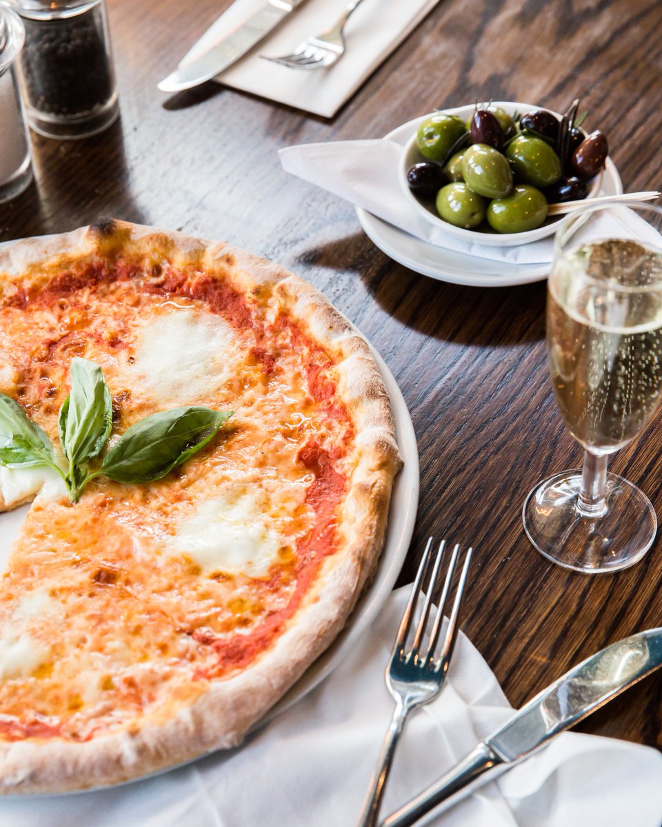 Kicking off the long weekend with some of our favourite things 🥂
