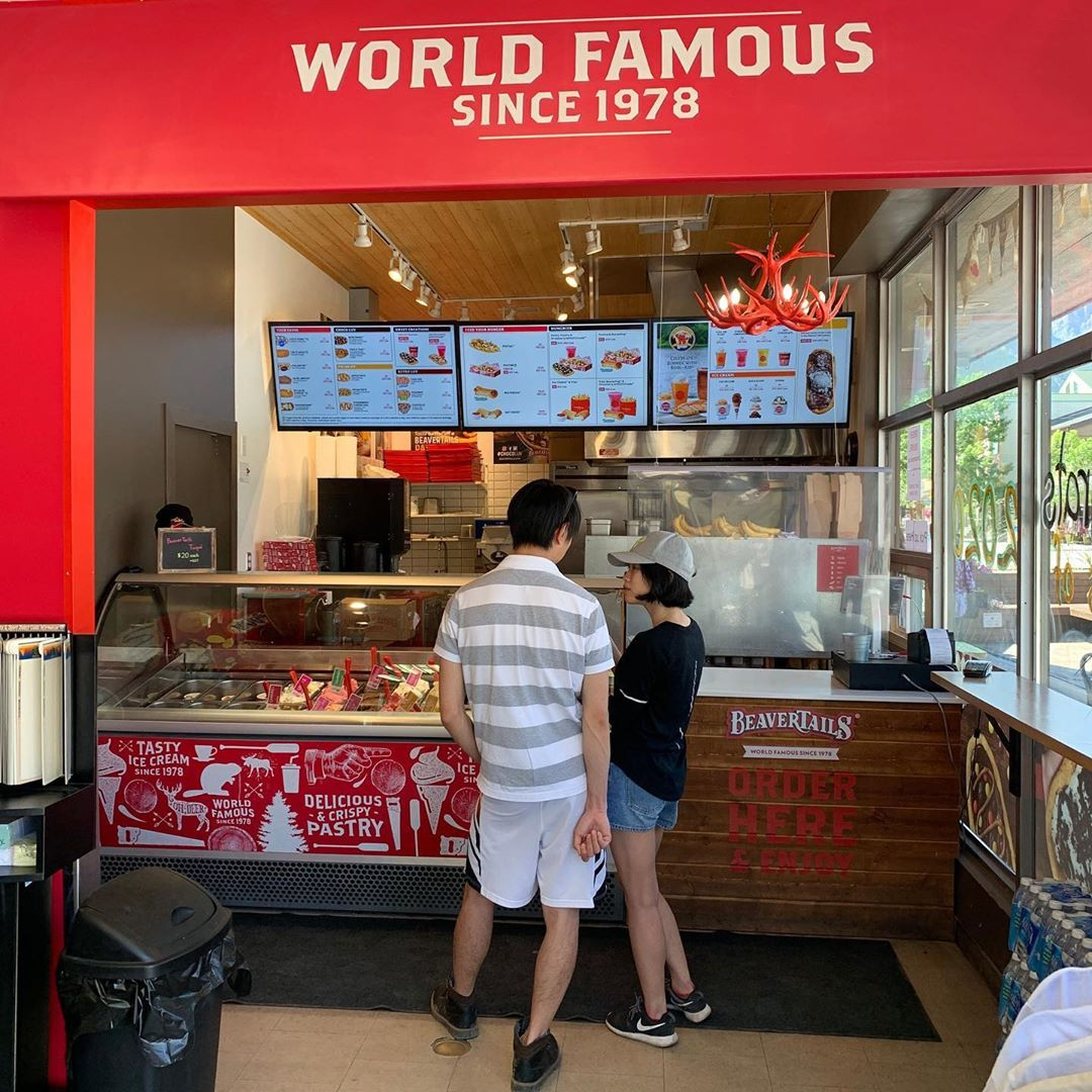 Have you indulged in a Beavertail yet? If you're in Canmore, we highly recommend getting yourself one of these deliciously sweet (or savoury) treats! 📸 @rusticanagrocery #lovecanmore #downtowncanmore