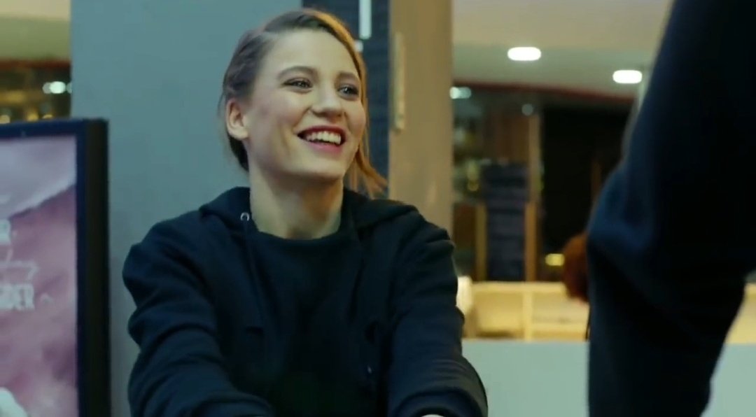 the way she looks at him...mira best gf  #Medcezir