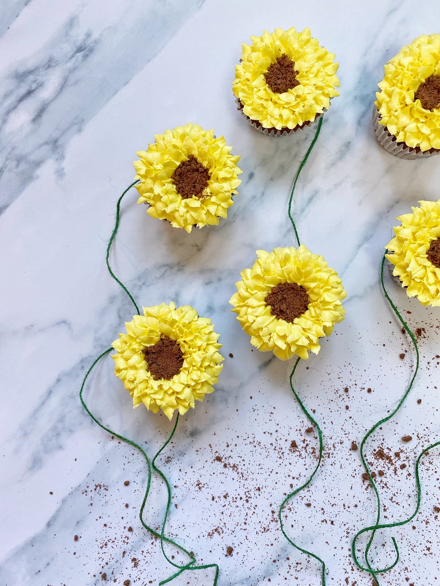 BakingWithAimee's tweet image. New post! Light, Moist and super chocolatey. These sunflower cupcakes are as delicious as they are beautiful! bakingwithaimee.com/2020/08/28/cho… #baking #bakingblog #cupcakes #sunflowers