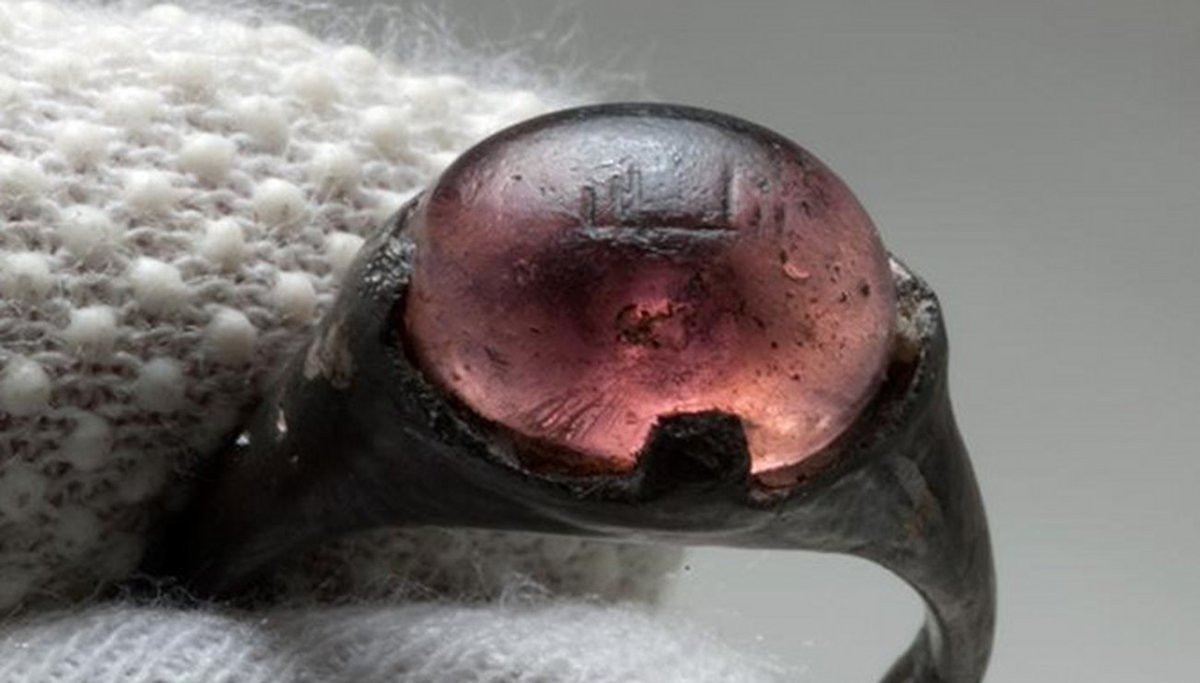 Elle est faite en argent et en verre coloré. Sur le verre rosé, on peut lire en arabe "Pour Allah".Intriguant pour une bague retrouvée en territoire viking n'est-ce pas ?En fait, elle a été retrouvée à Birka, en Suède, dans une tombe de femme datant du 9e siècle !