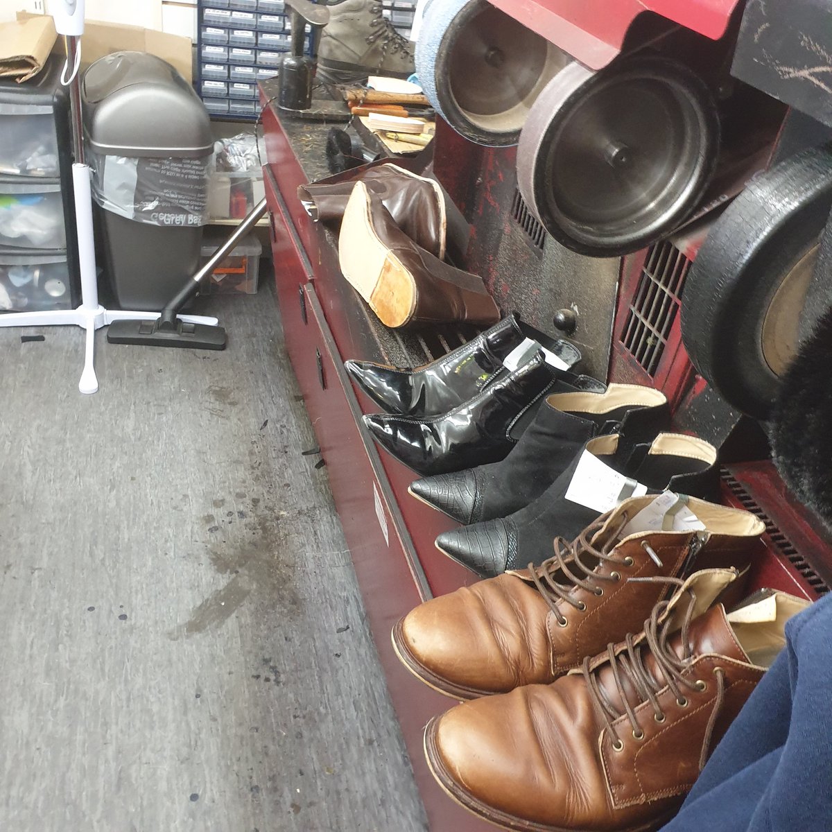 Col_cub's tweet image. Nice to get a few shoes 👞 through the doors today and couple of car key shell replacement 👌 #timpson #formby @darrenbrowna6 @TimpsonNews