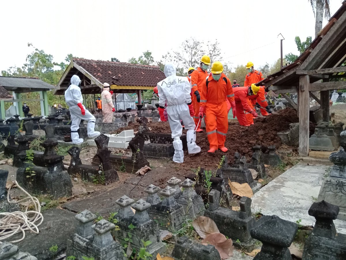 Sabtu pahing jam 5:30wib-5:45wib 29/8/2020 dukungan permintaan pemakaman <a href="/pkugamping/">RS PKU Muhammadiyah Gamping</a> sesuai prosedur #covid19 pemakaman oleh bpbd bantul dan fprb tamantirto diwilayah karangjati tamantirto kasihan bantul