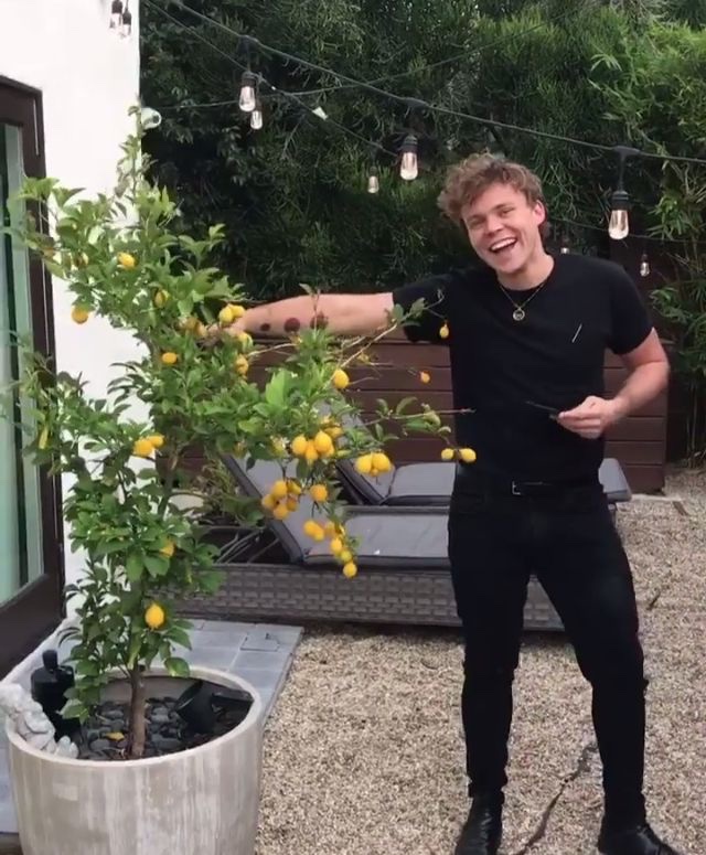 jufr_calm's tweet image. Life gives us lemons because we are not trending. So we have to make the lemonade and work harder! #STREAMBESTYEARS