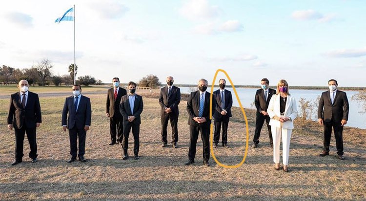 Ese es Bordet, gobernador de Entre Ríos y hoy cruzó el Paraná, por ahí vio el humo👇🏼