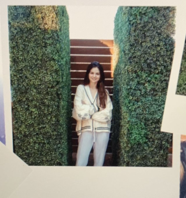 Selena Gomez usando el cardigan de Taylor Swift.