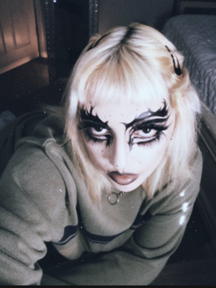 pixiecraxk's tweet image. eey