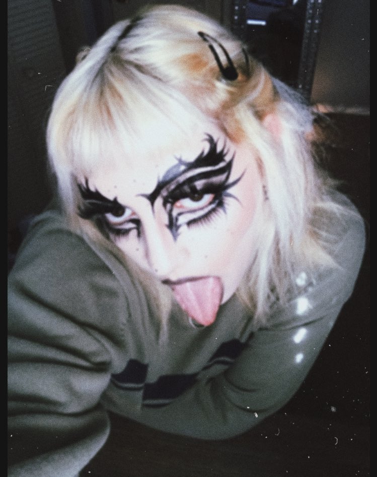 pixiecraxk's tweet image. eey