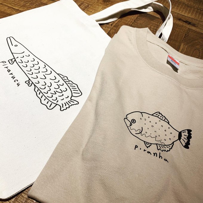 私が描いたゆる〜いピラルク Tシャツが7月にオープンした水族館カワスイの公式グッズとして販売されてます? 
¥1900+taxと値段もゆる〜いです?
よろしくお願いしま〜す? 