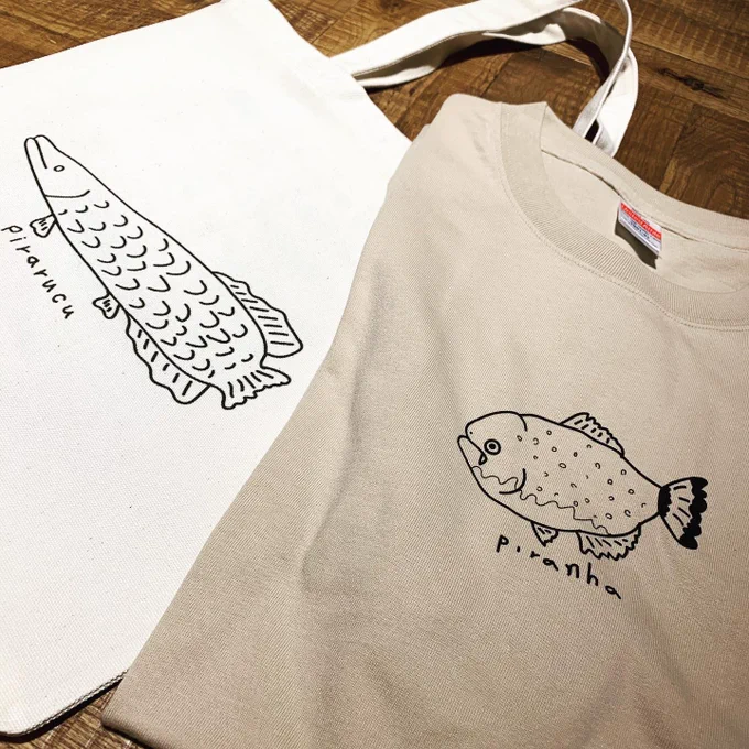 私が描いたゆる〜いピラルク Tシャツが7月にオープンした水族館カワスイの公式グッズとして販売されてます? ¥1900+taxと値段もゆる〜いです?よろしくお願いしま〜す? 