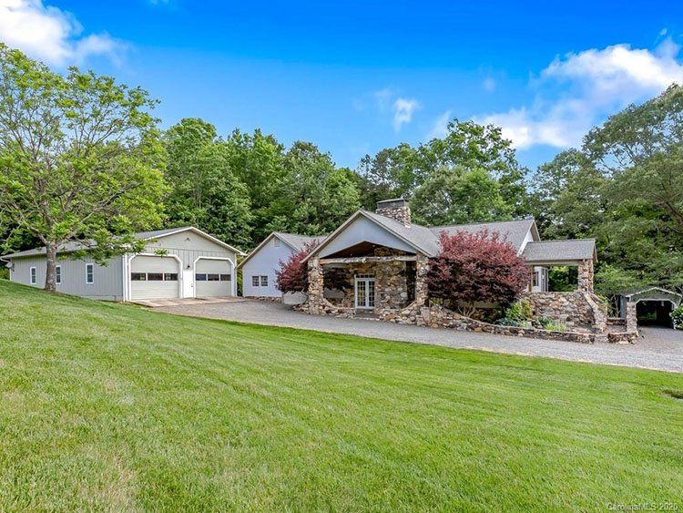 allentateWNC's tweet photo. Congratulations 🎉 to Robert Woodson and Brent Gamble for winning 🏆 the August #HomeoftheMonth contest and representing the best equestrian 🐎> home in WNC! >> https://t.co/1n6mMC82i6 https://t.co/jv5OxuKUv6