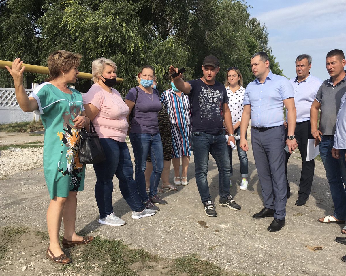 Вторую половину дня посвятил поездкам по селам. Вместе с местными активистами проконтролировал ход работ, проводимых в рамках реализации нацпроекта «Жилье и городская среда» и программы «Комплексное развитие сельских территорий».