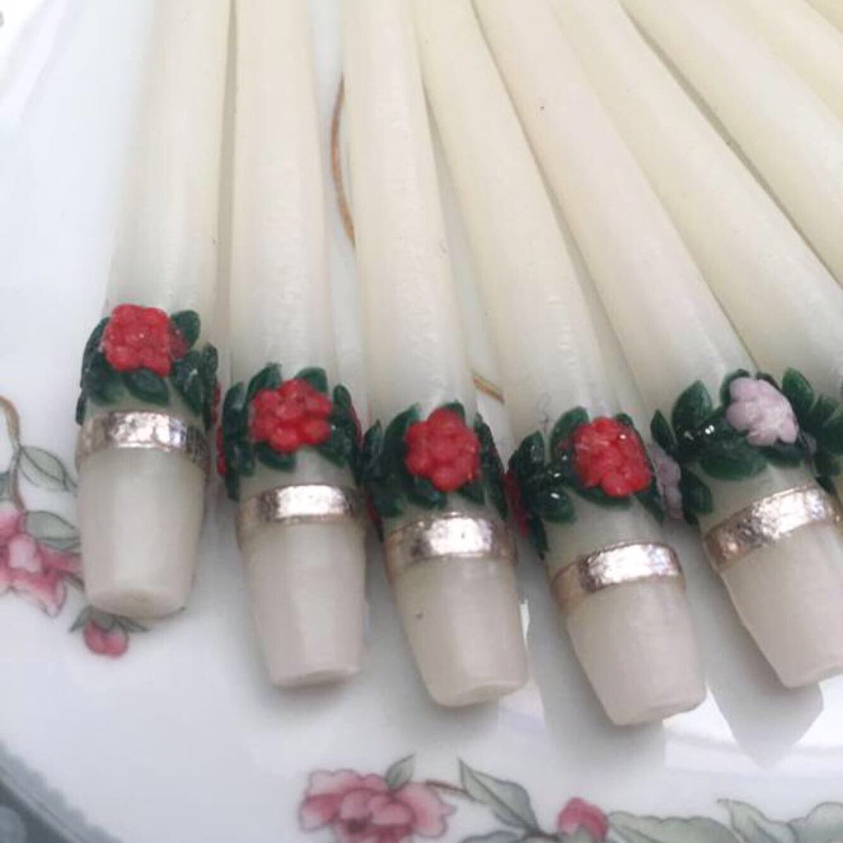 On top of their prettiness, these have the faint scent of vanilla 🕯 etsy.me/2QybE5Z 🌸
#vintagebirthday #birthdaycandles #photoprop #vintagecandles #vintagebaking #cakedecorations #flowercandle #candlemagic