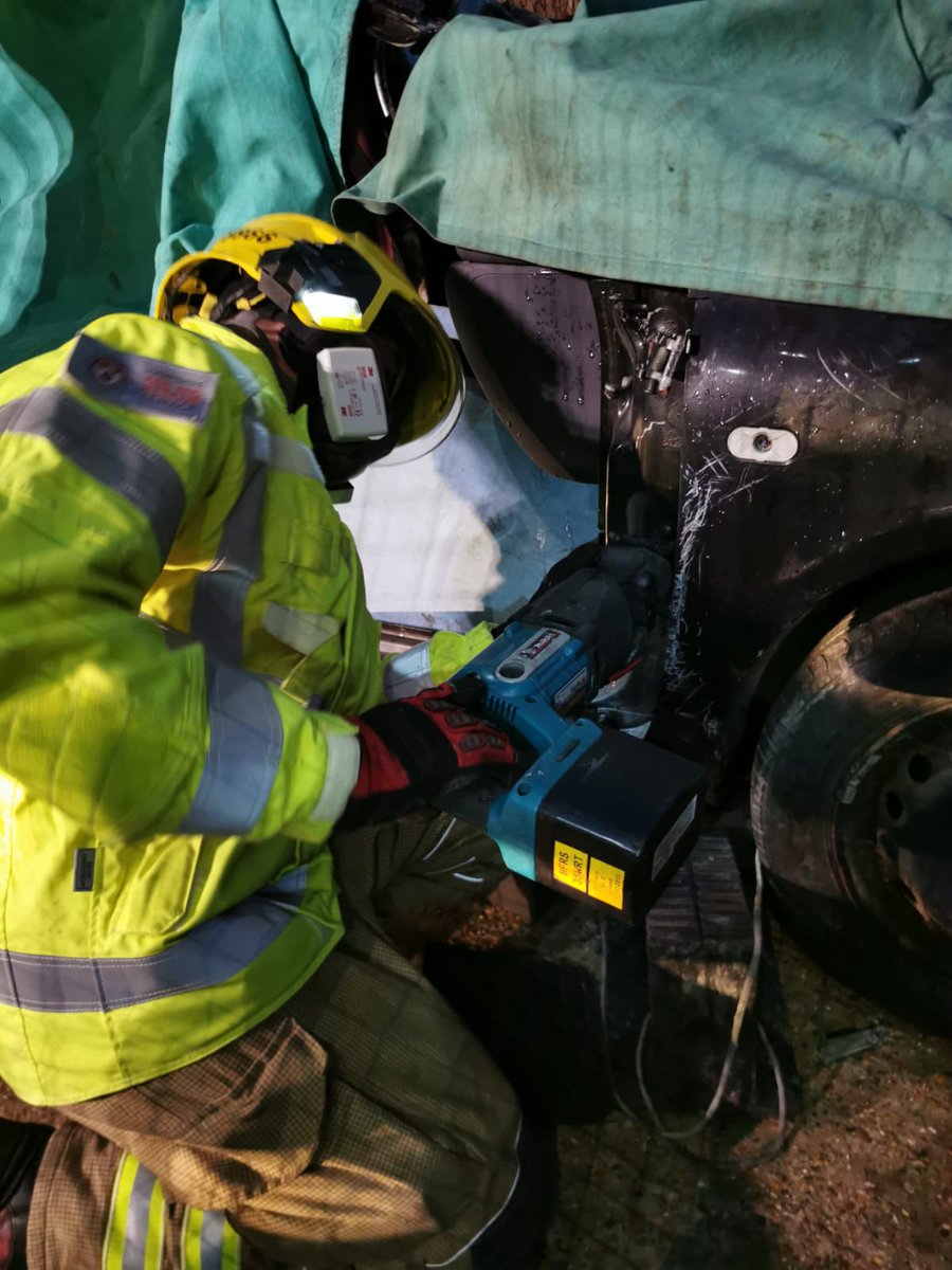 suttonscot35's tweet photo. Thanks to @HFRS_Academy for taking the time to supply and facefit our new 3M half masks, these masks provide better protection from airborne particles during a range of incidents, as seen during our recent RTC drills #newppe #youonlygetonepairoflungs #reducingsingleusewaste https://t.co/ZzgD4XzUTO