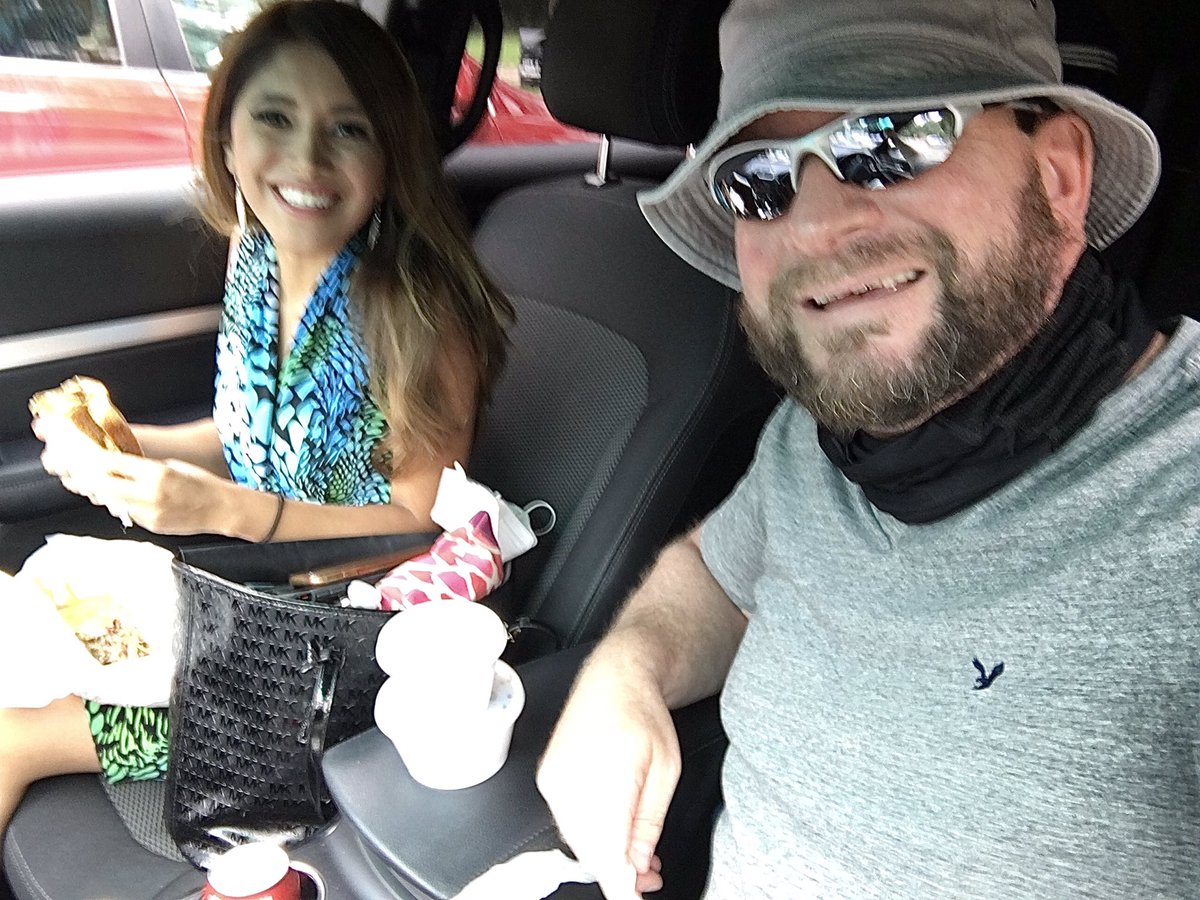 CameraDudeAndy's tweet photo. Before severe weather, @MichellePChavez got to experience @SHOWCASEBBQ for the first time. She’s now a BIG FAN of their Mac & Cheese! (The brisket, too). I had 4 bones & 6 wings & my mask still smells of it! 😂 #lunchwithandy #showcasebbq #homewood https://t.co/wtVUIFSjru