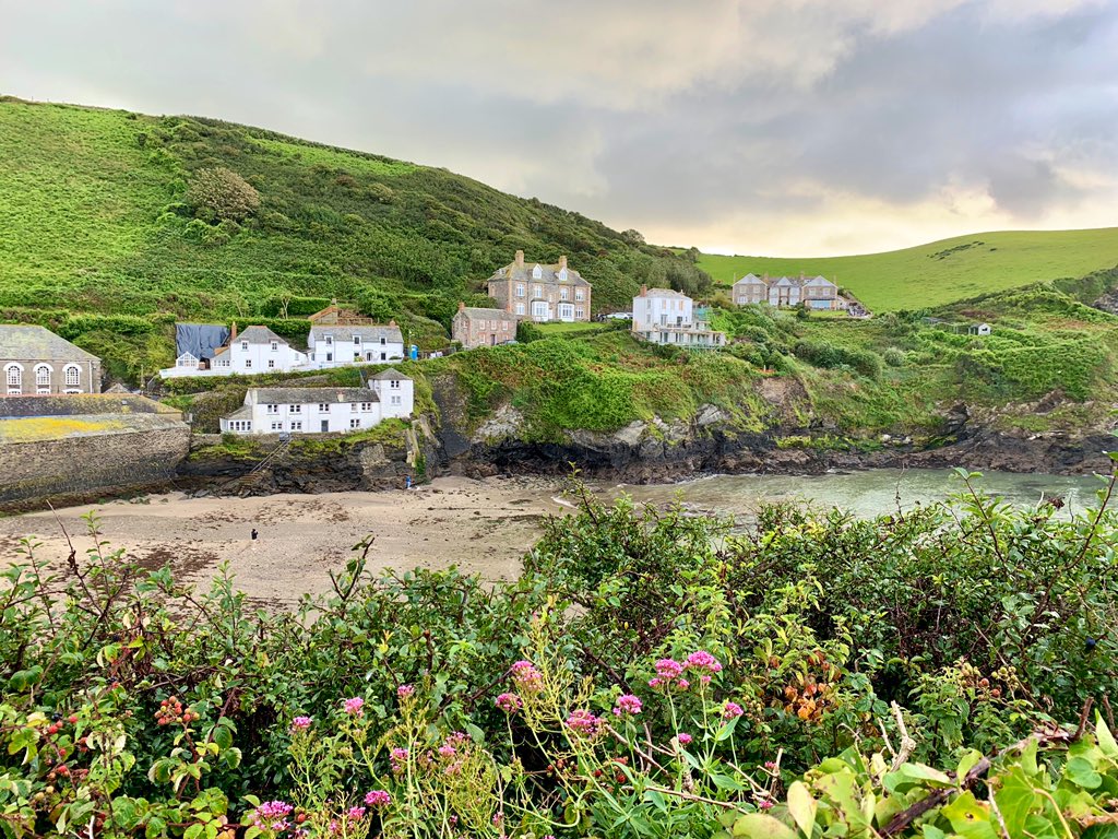 MotorhomeVlog's tweet photo. 🌳🥾🌊Decided to have a little walk.. 4 miles later and ended up at Port Isaac.. fabulous Mussels at The slipway pub! Now the long walk home in the rain across fields, farms and cow poo!! Living the dream😂😂
#crazyfools https://t.co/q0GskaVyAk