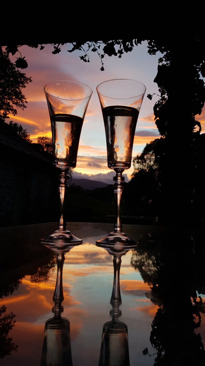 Lakes_Weddings's tweet photo. Well what can we say. #nofilterneeded #sunset #lakesweather #brilliantskies #fizzfriday #sundowners #prosecco #perfectview #elopementweddings #pictureperfect #loversview @itvweather @GranadaReports @SnowHour @StormHour @ThePhotoHour @BBCWthrWatchers
@bbcweather @FeatureCumbria https://t.co/65TluFwzrc