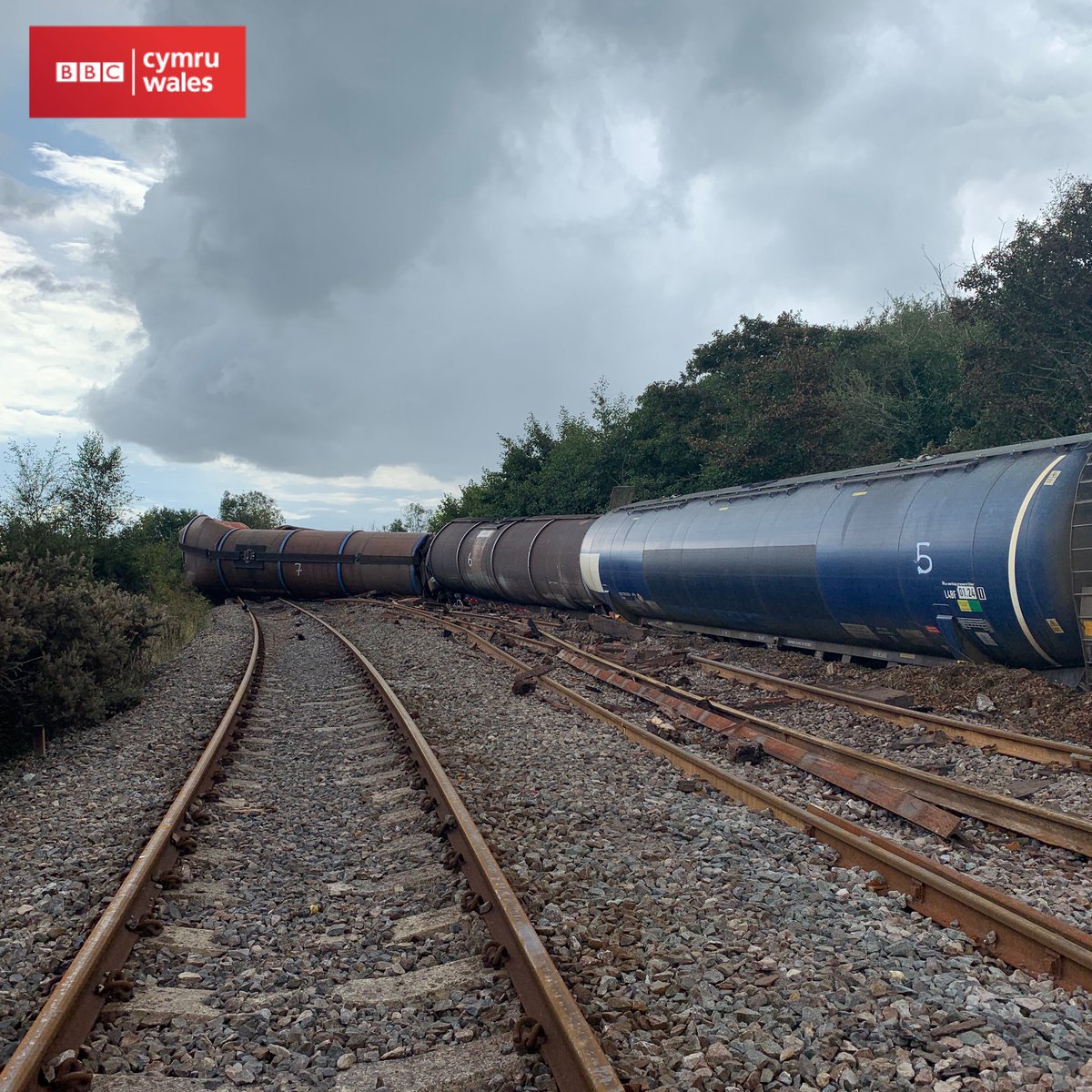 aledscourfield's tweet photo. It’s not often you get this close to a derailed diesel train. Thanks to @networkrail for giving us access. Extraordinary scene of devastation near Llangennech. This is going to be a lengthy cleanup operation https://t.co/T0voM5RBaw
