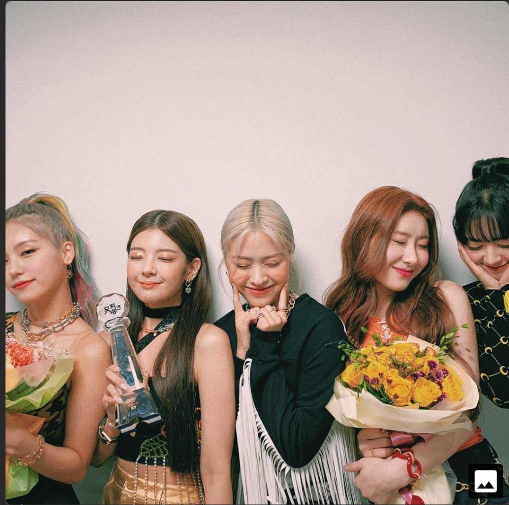 vantaeyongg's tweet photo. fave girls 🥺 https://t.co/JzlzjBpjxD