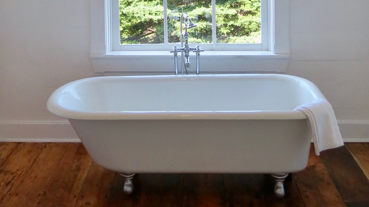 TheOldSaltBoxCo's tweet photo. Who says happiness can't be found in a bathtub?
#SaltBoxHome #Newfoundland #Staycation2020 #StaycationNL #HerringNeck #EvelynsPlace @GoTwillingate https://t.co/gQwlPKVSOa