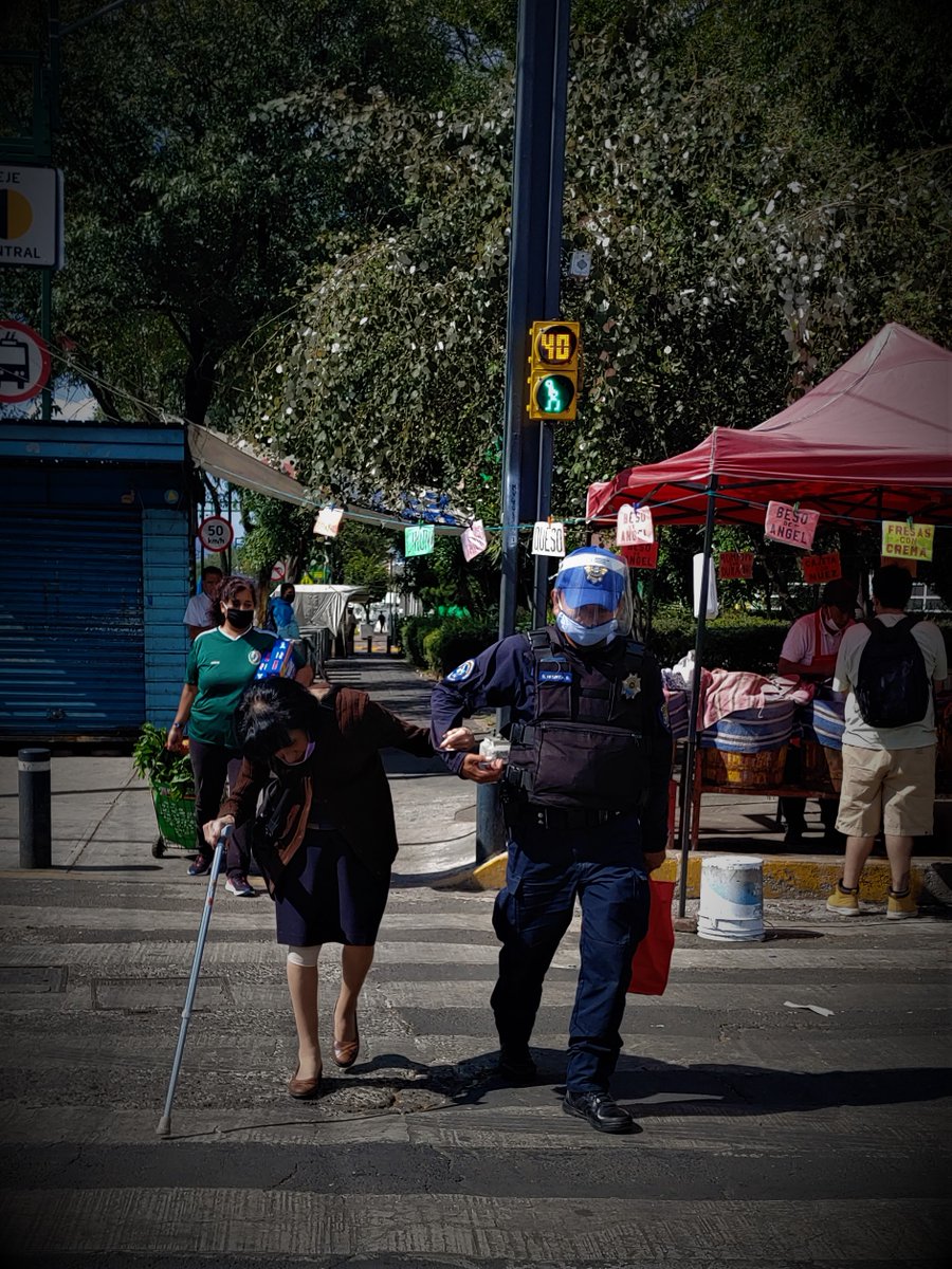 NewsReportMx's tweet photo. #DíaDelAbuelo en la incertidumbre 

Entre el olvido y el abandono, las personas adultas mayores se adaptan a una "nueva normalidad" que le apuesta a la superviviencia y se olvida de los más vulnerables.

📷: @Mirruska, @Yllich_ES y @RoussMarrii

#Galería: https://t.co/B2f00mErtV https://t.co/2PknD6QRVD