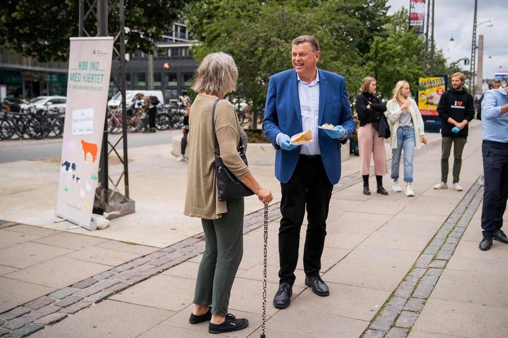 annacrdalgaard's tweet photo. Mens @MogensJensenS giver smagsprøver foran #Axelborg på kød helt ned til ét hjerte af statens mærke, pipper en #turbokylling i baggrunden for at huske danskerne på, at det ikke er god #dyrevelfærd at producere effektivt og pladsbesparende. #stopturbokyllingen @DyrBeskyt https://t.co/MCefWtbfon