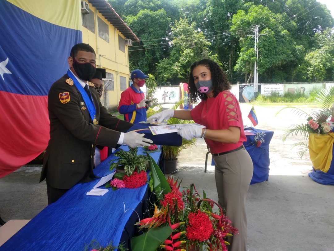 Unefa_VEN's tweet photo. #UnefaGraduaPatriotas cumpliendo con todos las medidas de bioseguridad, esta Casa de Estudios a escala nacional sigue contribuyendo con el futuro de la Patria @NicolasMaduro  @angiolillofp #GraciasPuebloHeroico https://t.co/IySewc1pKy