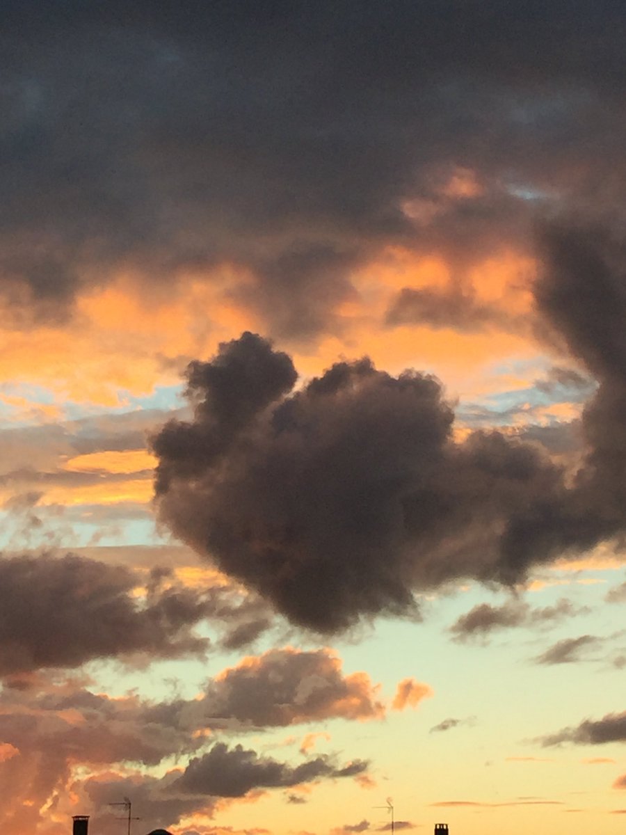 Wemse's tweet image. #Vichymonamour Coucher de soleil sous un ciel nuageux