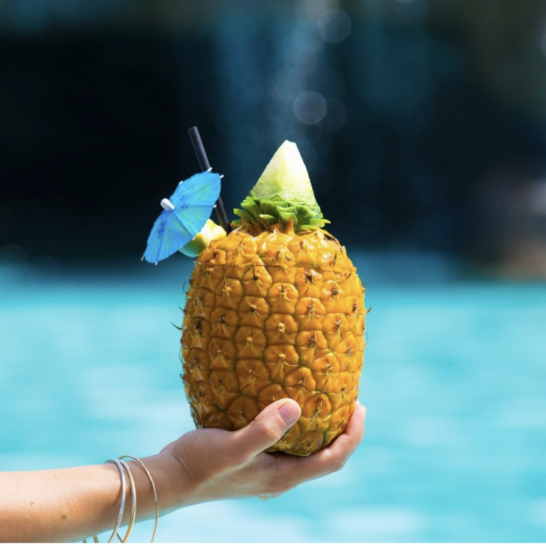 HonuaKai's tweet photo. Who's ready for Aloha Hour?
Celebrate Aloha Friday with us by dropping your favorite emoji cocktail below.
📸 @LuanaVillasMaui
Share our favorite Honua Kai Memories by using the hashtag HKMemories.
#HonuaKaiResortandSpa #AlohaHour #Maui #DukesBeachHouseMaui #NorthKaanapali https://t.co/lqSto4IEGd