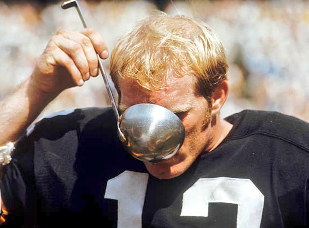 KevG163's tweet photo. NFL in-game hydration evolution...

1950s, Dante Lavelli
1960s, Vince Promuto
1970s, Terry Bradshaw
2010s, Patrick Mahomes https://t.co/Y1PUw06anx
