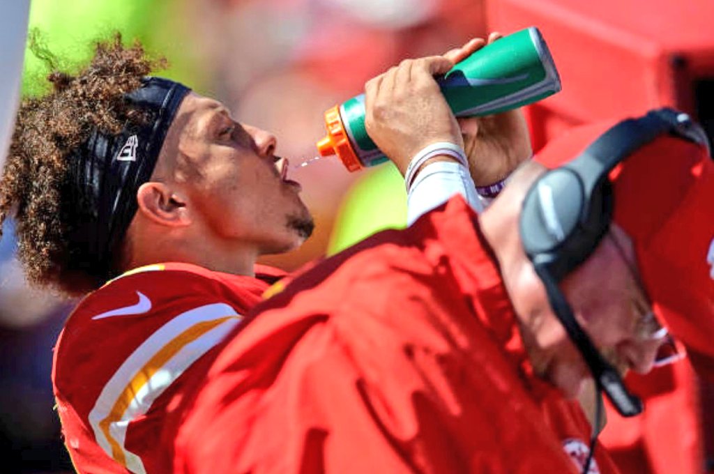 KevG163's tweet photo. NFL in-game hydration evolution...

1950s, Dante Lavelli
1960s, Vince Promuto
1970s, Terry Bradshaw
2010s, Patrick Mahomes https://t.co/Y1PUw06anx