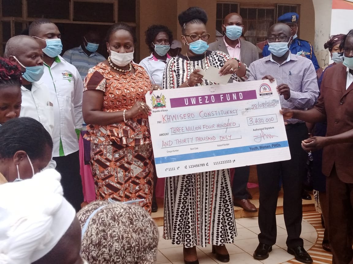 UwezoFund's tweet photo. Hon @asekamiradi , @PSYGKenya Hon @Rachelshebesh CAS, Kakamega Women Rep Hon. @ElsieMuhandain Kshs 3,430,000 for @UwezoFund beneficiaries to generate gainful self- employment for youth ,women & PWDs - commmunity driven development. @KhwiseroC @lengapiani @ProfCSuda @gender_ke https://t.co/r1O2O7ezL5