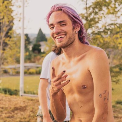 #NewProfilePic I don&rsquo;t know what my hands were doing. Shoutout rusty for taking this picture. He doesn&rsquo;t<a href="/tag/newprofilepic"class="tags">#NewProfilePic</a>