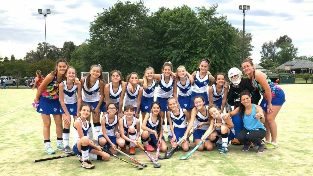 🏑 Desde el Hockey sobre Césped nos transmiten su amor por los colores en primera persona.

💬 Escuchá los testimonios de Analía Pantano, Julieta Giunta y Martín Sánchez en el Episodio 0️⃣3️⃣ del Podcast #Vélez Deportes.

👨🏻‍💻 velez.com.ar/podcast/notas/…