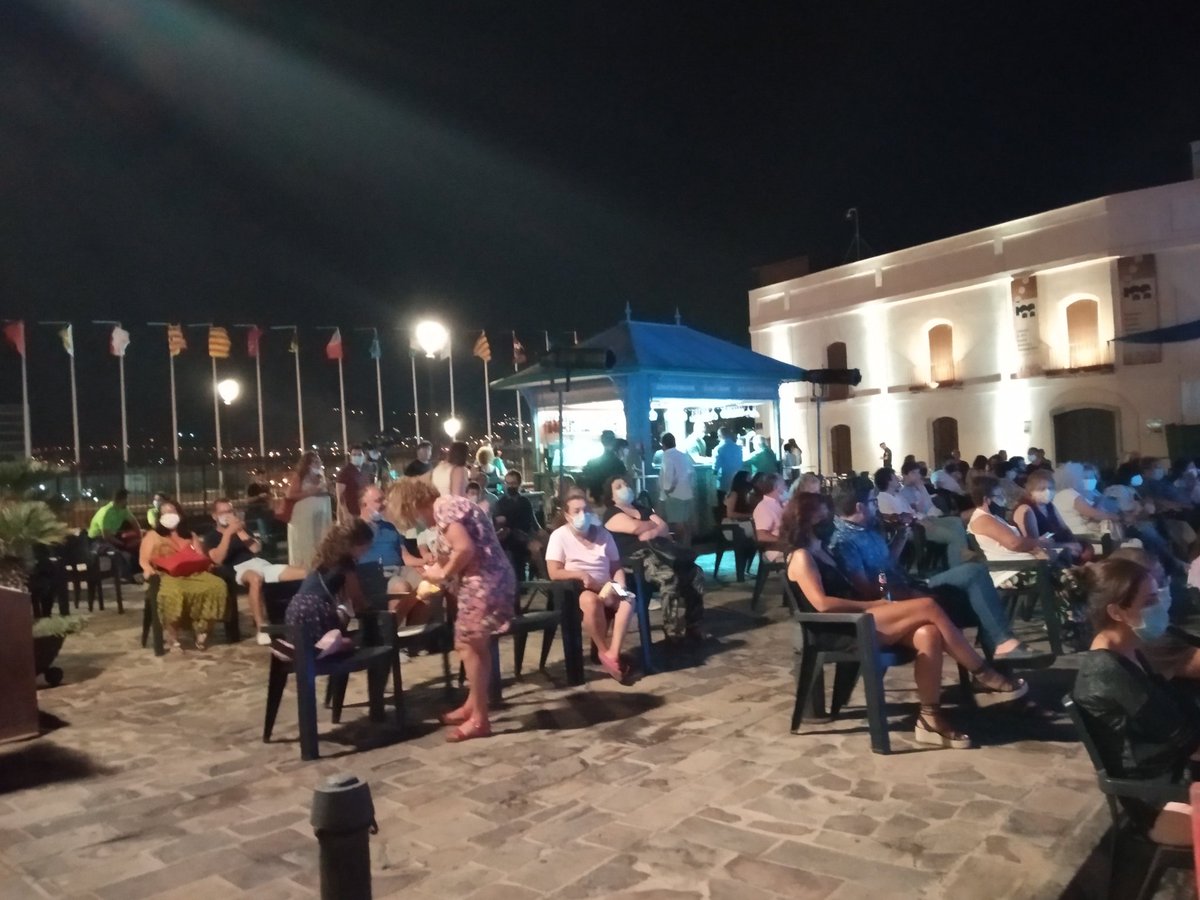 cadenasermel's tweet photo. Decenas de melillenses se concentran en la plaza de Estopiñán, que acoge el concierto de Antonio Ferrer enmarcado en el ciclo 'Música a la Luna' https://t.co/OnX9HzkCv9