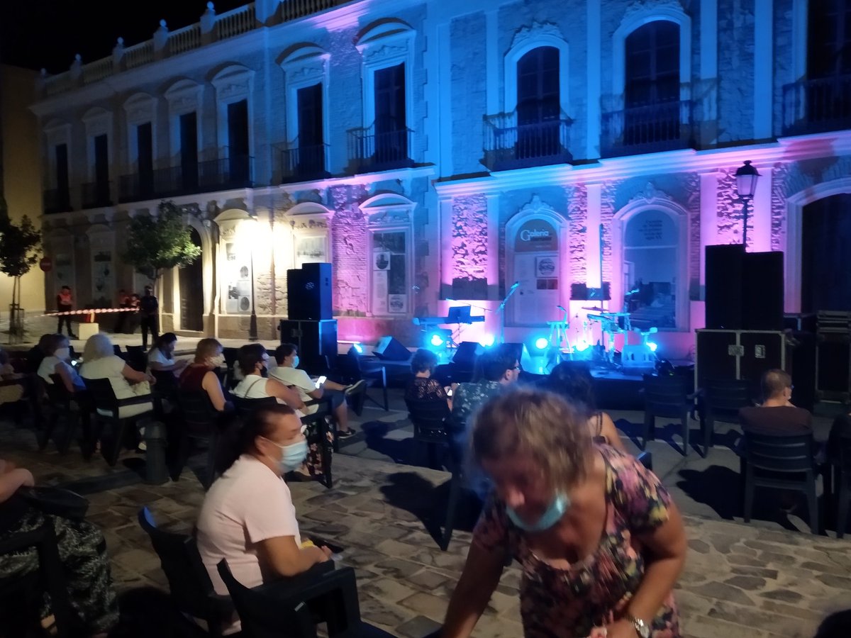 cadenasermel's tweet photo. Decenas de melillenses se concentran en la plaza de Estopiñán, que acoge el concierto de Antonio Ferrer enmarcado en el ciclo 'Música a la Luna' https://t.co/OnX9HzkCv9
