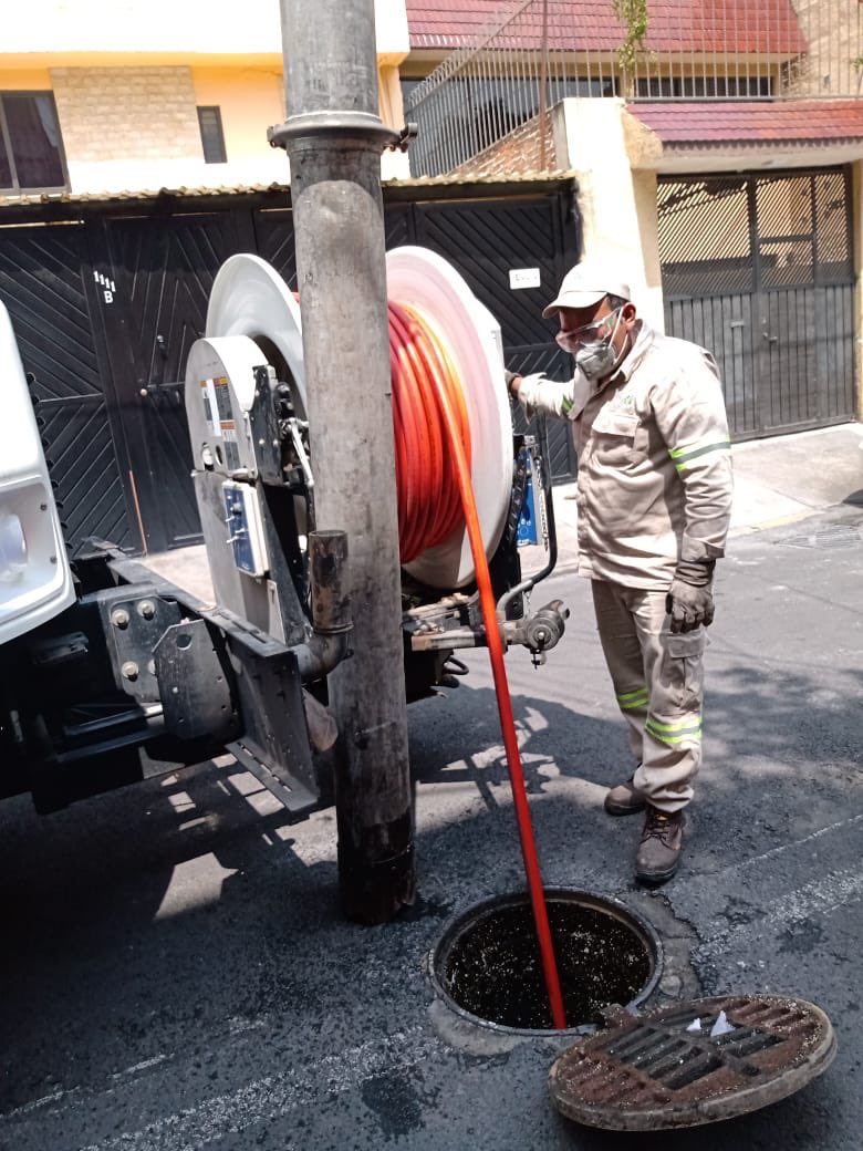 #LimpiezaDeDrenaje| Evitemos encharcamientos en esta temporada de lluvias. El personal de #ObrasYDesarolloUrbano realizó jornada de desazolves en las calles Sur 103,105,107 y 109, de Stand de Tiro a Oriente 26 en la colonia El Parque. @julio_morenori

#NoTiresBasura
#VCEnServicio