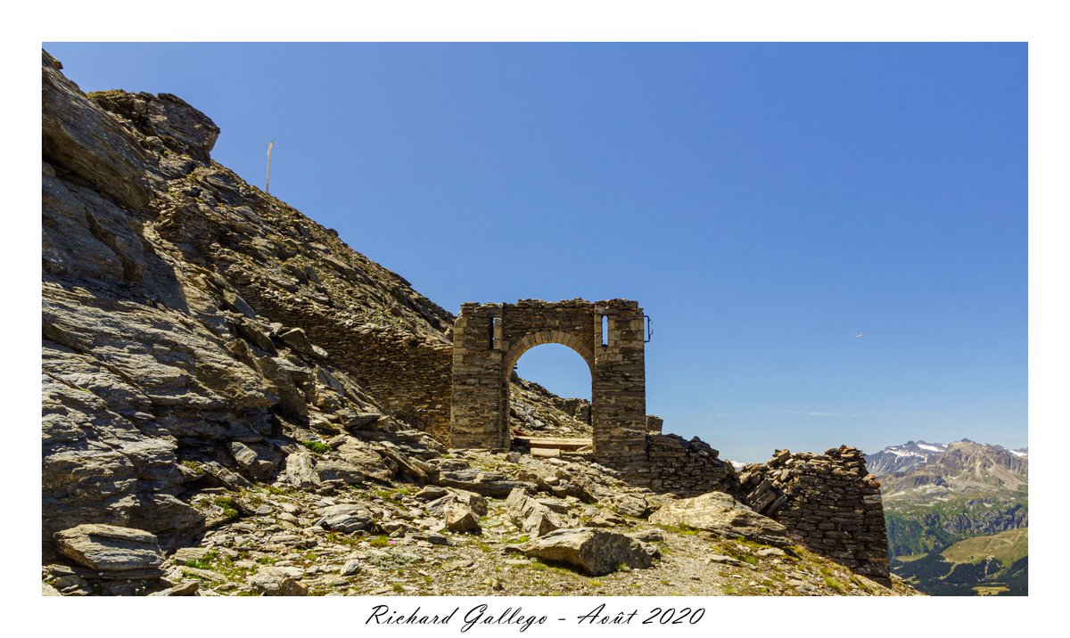 Tieph38's tweet photo. Fort du Mont Froid - 2822m - Mont-Cenis - Savoie.
Une des deux portes d'entrée du fort.
#MontCenis #Savoie #Alpes #Alpage #Vaches #Nature #Montagne #Lacs #Fort #montfroid #militaire https://t.co/HiiriKwLaI